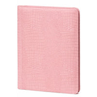 Roze krokodillentextuur tablethoesje op een witte achtergrond