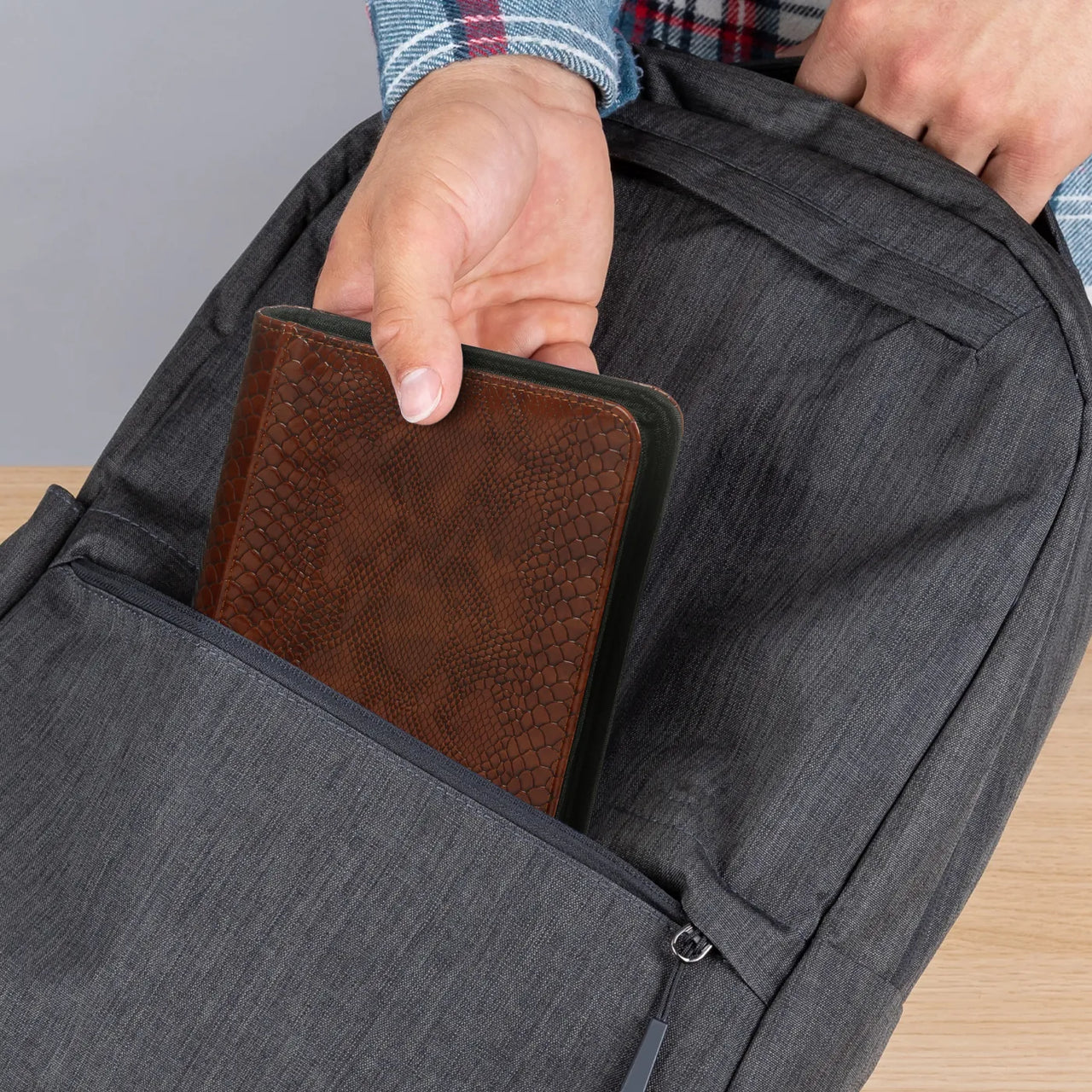 2500-74 A5 Schrijfmap met ritssluiting croco bruin