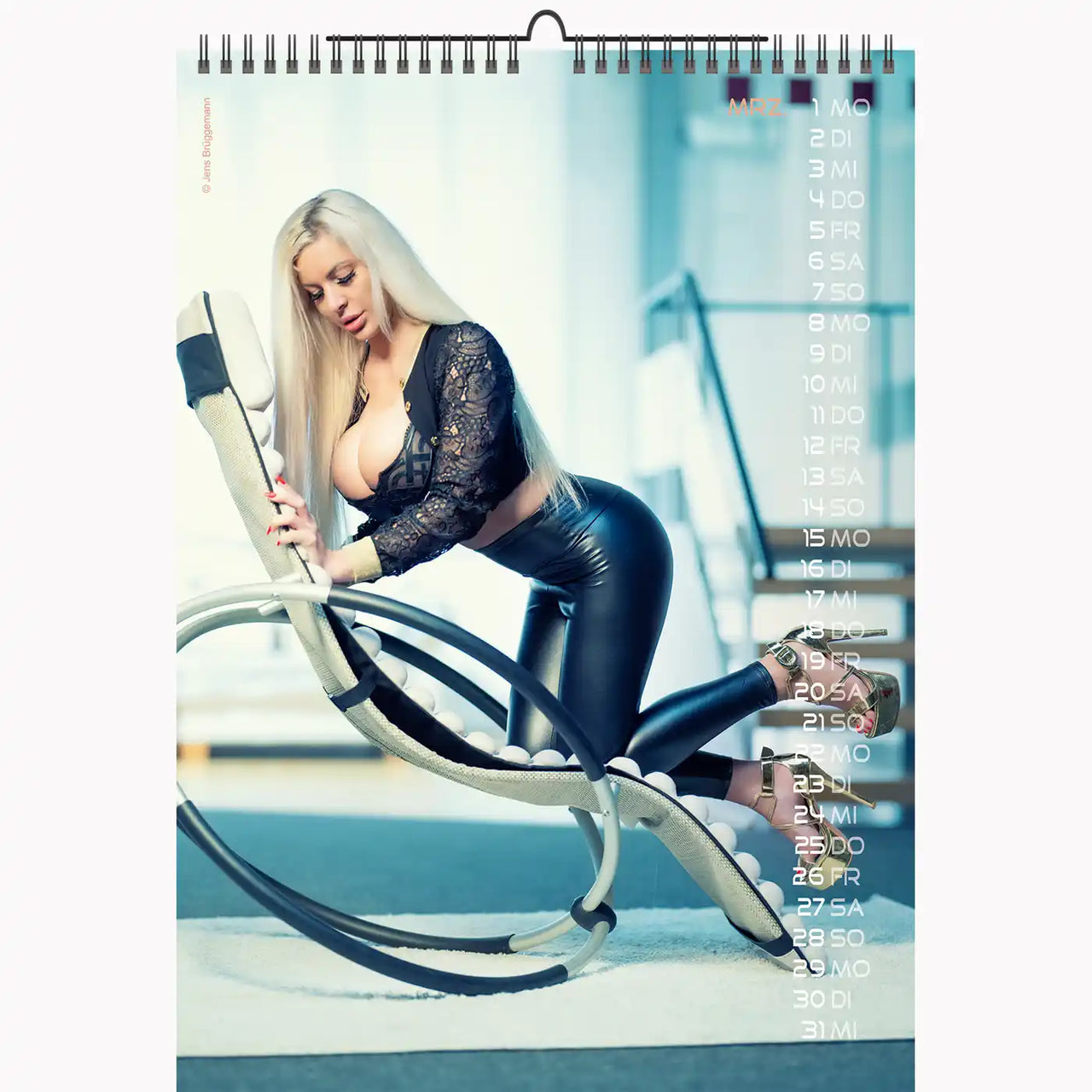 Kalender met een vrouw zittend op een stoel bij een zwembad