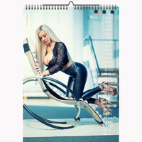 Kalender met een vrouw zittend op een stoel bij een zwembad