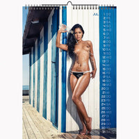 Kalender met een strandtafereel en een vrouw in bikini, voorzien van een blauw-wit gestreepte hut.