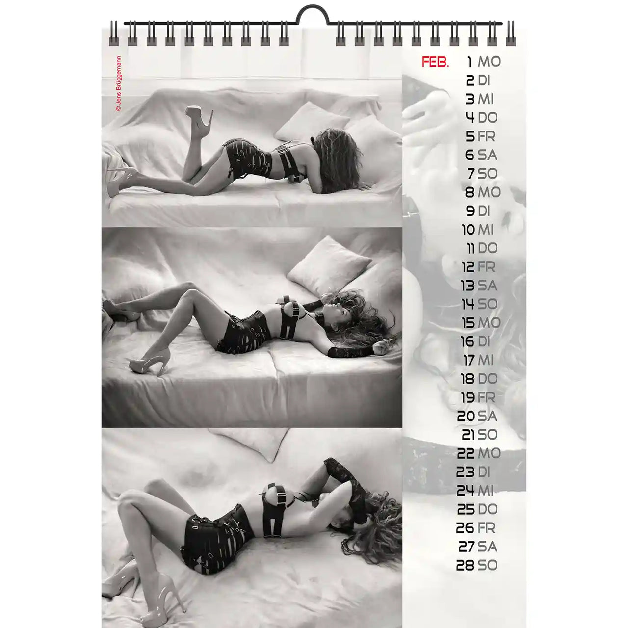 Kalender met zwart-wit afbeeldingen van een vrouw in lingerie op een bed, verticaal weergegeven.