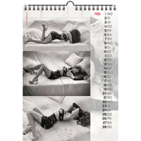 Kalender met zwart-wit afbeeldingen van een vrouw in lingerie op een bed, verticaal weergegeven.
