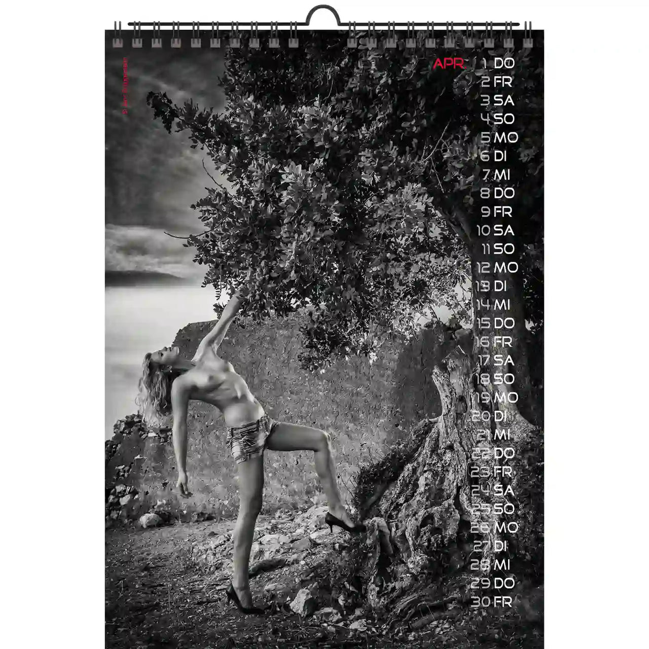Kalender met een zwart-wit foto van een vrouw die buiten poseert, met data aan de rechterkant.