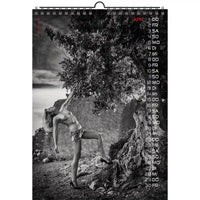 Kalender met een zwart-wit foto van een vrouw die buiten poseert, met data aan de rechterkant.