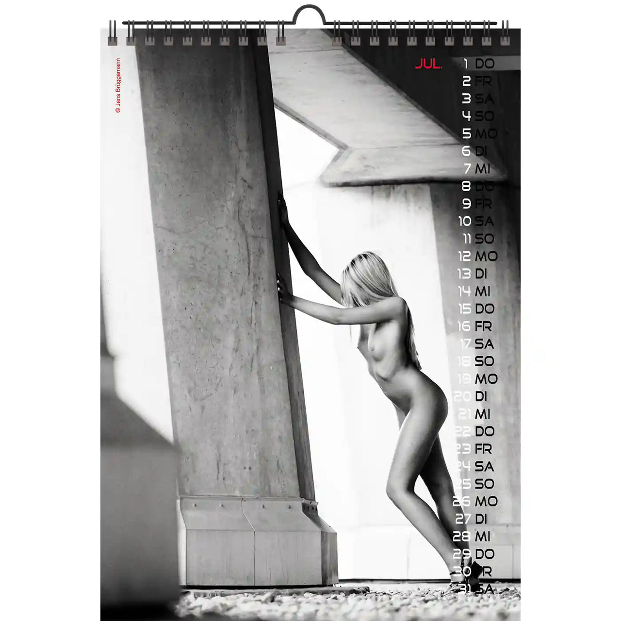 Kalender met een zwart-wit ontwerp van een vrouw die tegen een muur leunt.