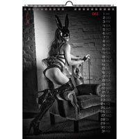 Kalender met een zwart-wit afbeelding van een persoon in een konijnenkostuum en masker, zittend op een stoel.