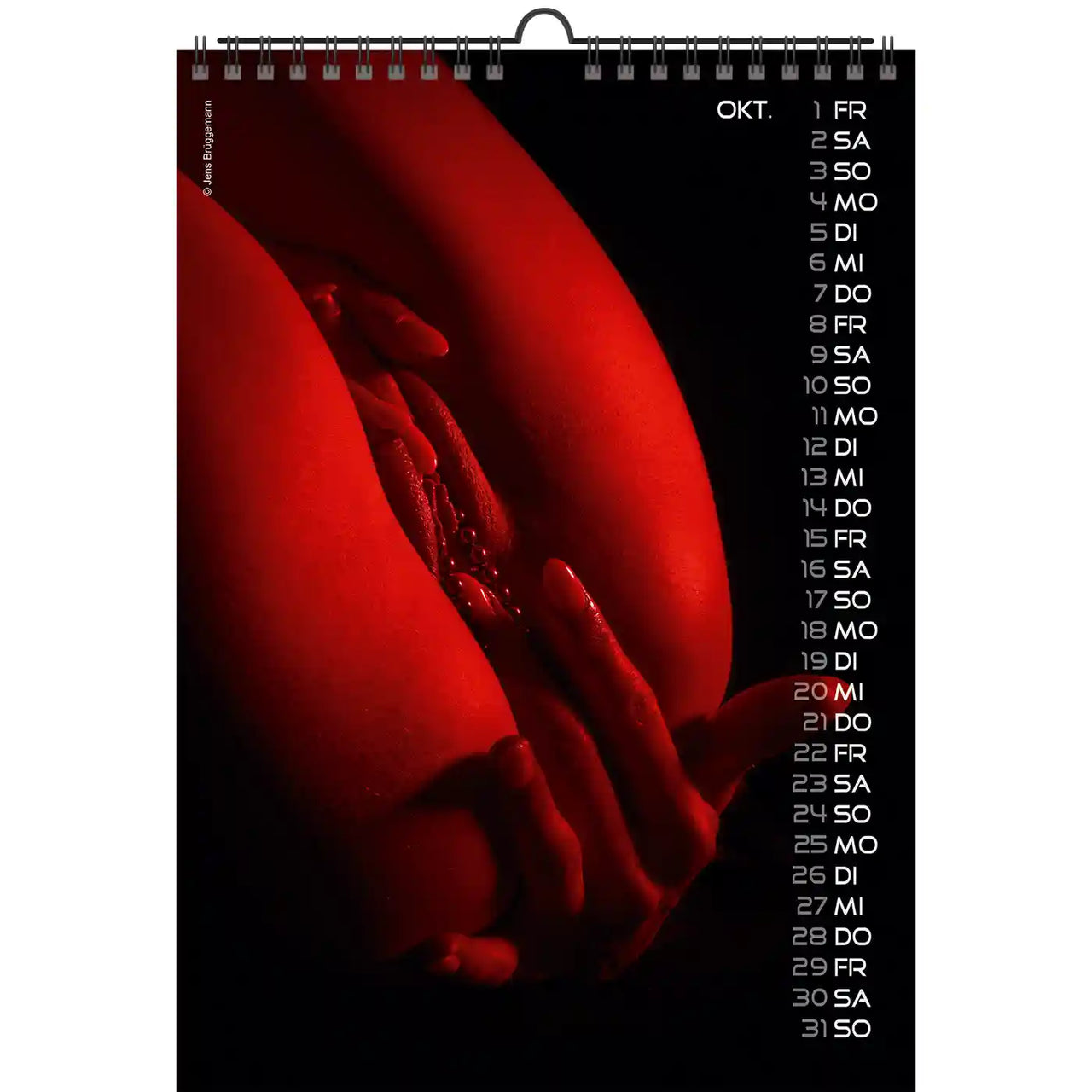 Kalender met een rood abstract ontwerp en zwarte tekst op een witte achtergrond