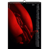 Kalender met een rood abstract ontwerp en zwarte tekst op een witte achtergrond