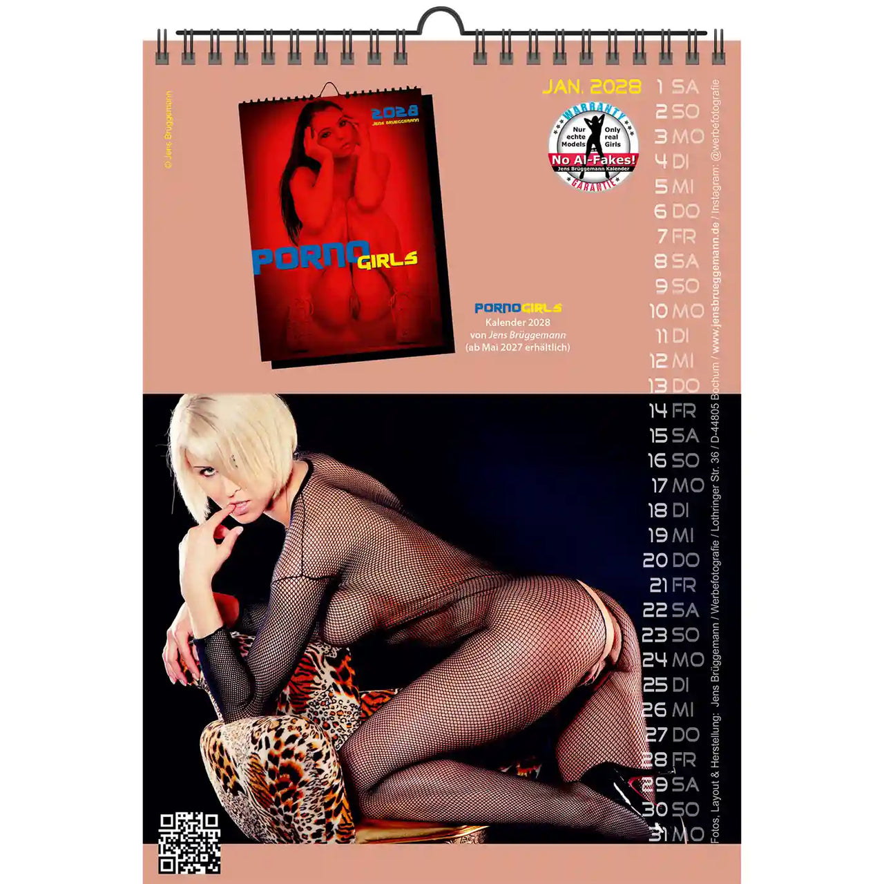 Kalender met een model in netkousen en rok met luipaardprint op een roze achtergrond