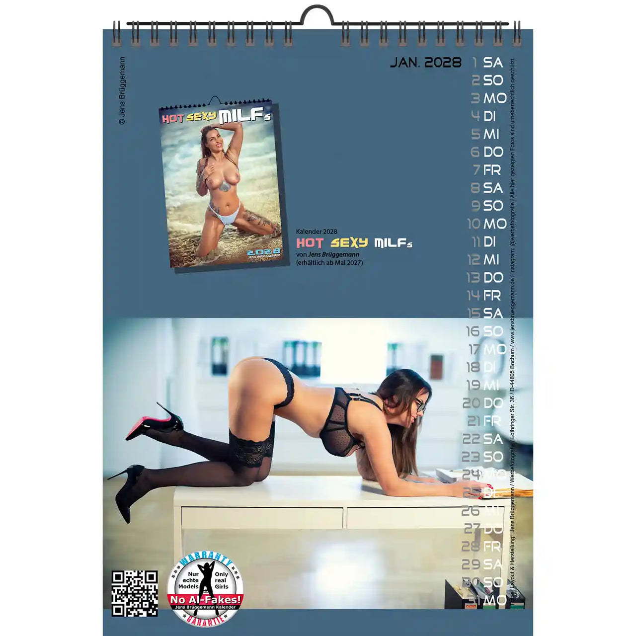 Kalender met afbeeldingen van vrouwen in verschillende poses op een witte achtergrond