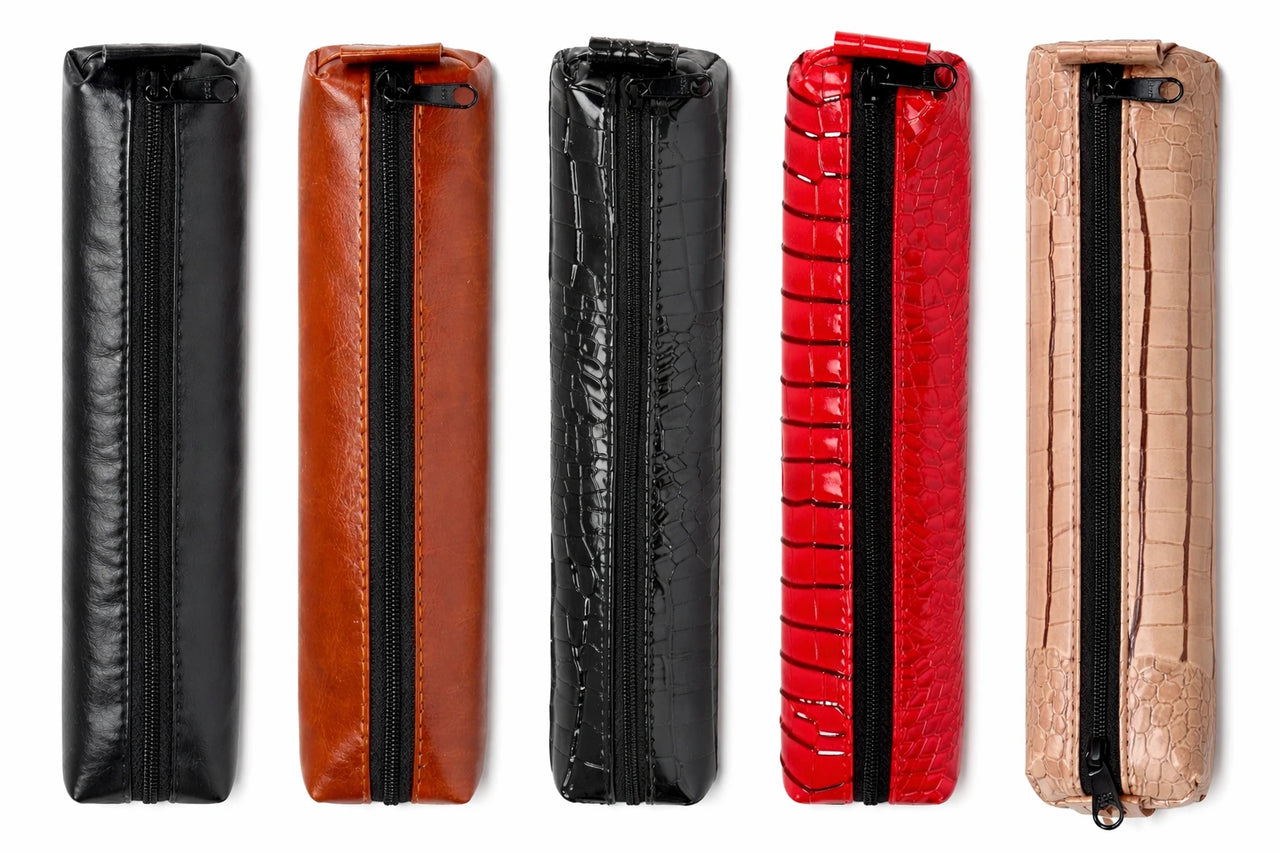 Vijf zakjes met ritssluiting in verschillende kleuren op een witte achtergrond