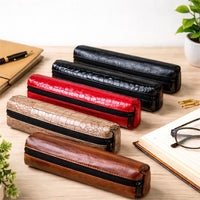 Set lederen etuis in verschillende kleuren op een bureau met kantoorbenodigdheden.