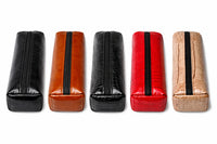 Vijf rechthoekige zakjes in het zwart, bruin, rood en beige met zwarte ritsen op een witte achtergrond.