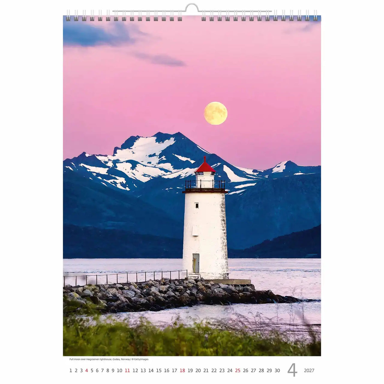 Vuurtoren op een rots met bergen en een roze lucht, kalenderpagina.