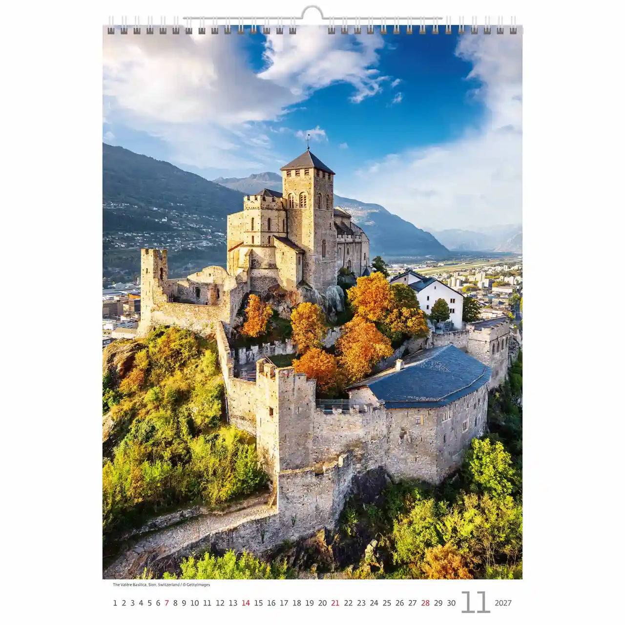 Kalender met een kasteel en berglandschap op een witte achtergrond