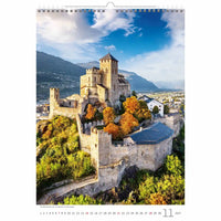 Kalender met een kasteel en berglandschap op een witte achtergrond