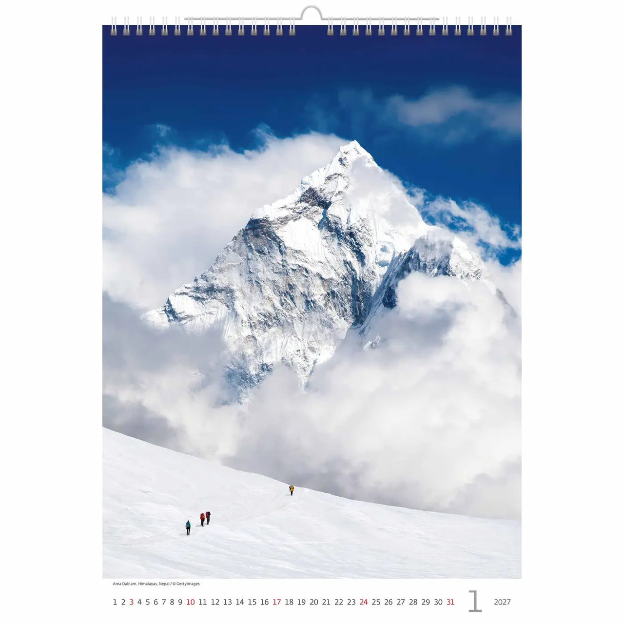 foto van de K2-berg tussen de wolken op een witte achtergrond