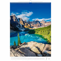 Kalender met panoramisch uitzicht op een berg en een helderblauw meer