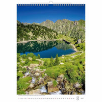 Kalender met panoramisch uitzicht op een berg en een meer