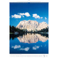 Kalender met een foto van een meer en een berg weerspiegeld in het water