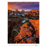 Kalender met een panoramisch uitzicht op een weg die bij zonsondergang door de bergen slingert.