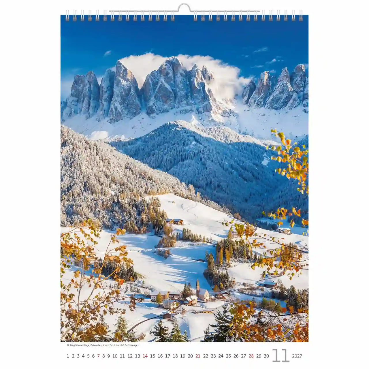 Jaarkalender met panoramisch uitzicht op besneeuwde bergen en loofbomen.