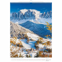 Jaarkalender met panoramisch uitzicht op besneeuwde bergen en loofbomen.