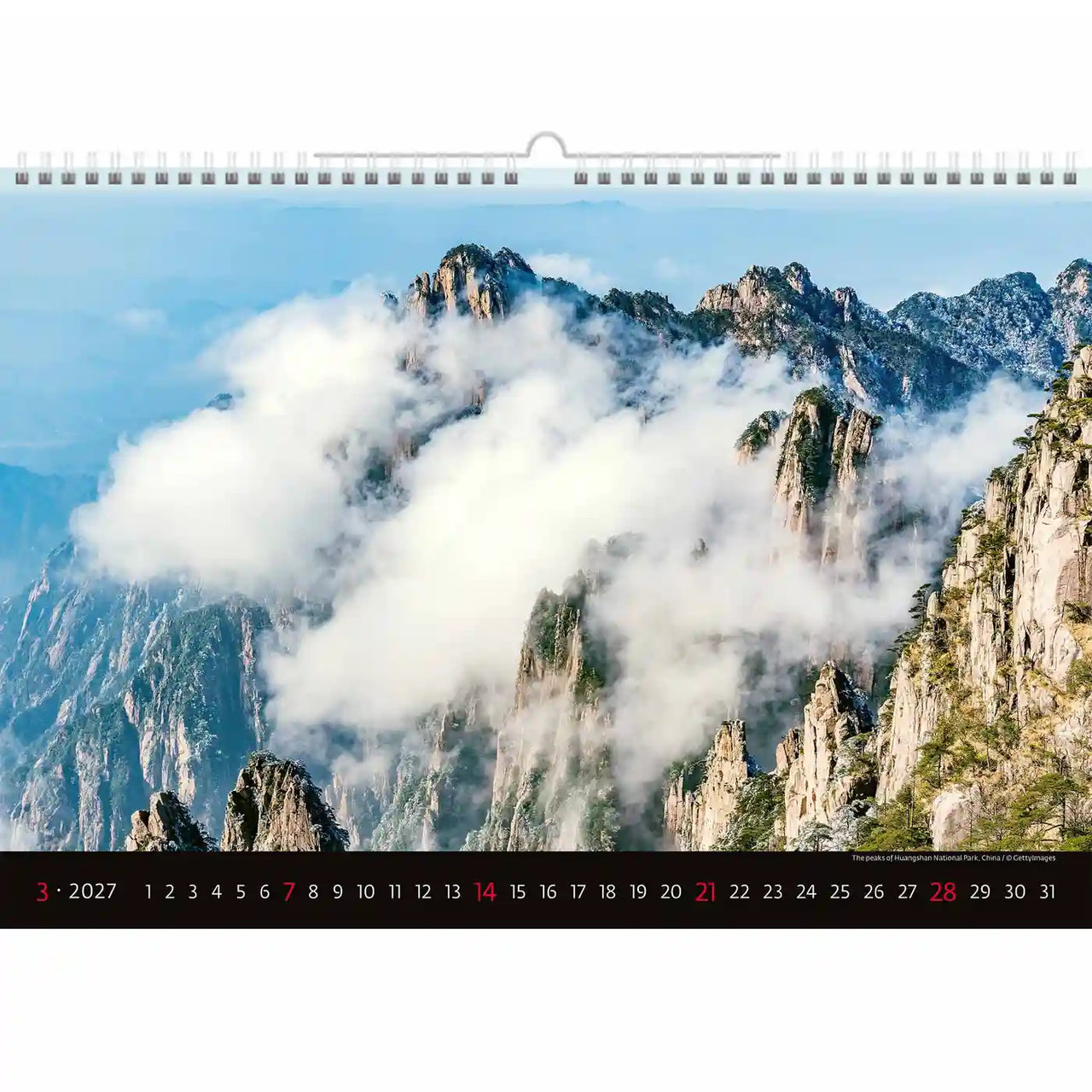 Kalender met een schilderachtig berglandschap met wolken en een helderblauwe lucht.