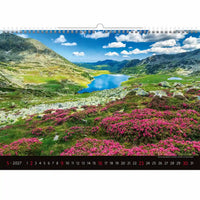 Kalender met een schilderachtig uitzicht op de bergen en een meer met roze bloemen.