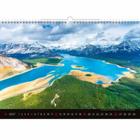 Kalender met een schilderachtig uitzicht op een meer en bergen