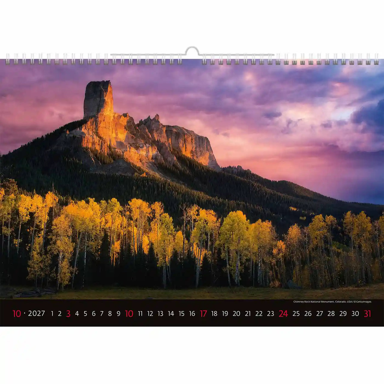 Kalender met een scène van bergen en bomen bij zonsondergang, met een berg en bomen.