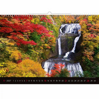 Kalender met een schilderachtig waterval- en herfstbladmotief.