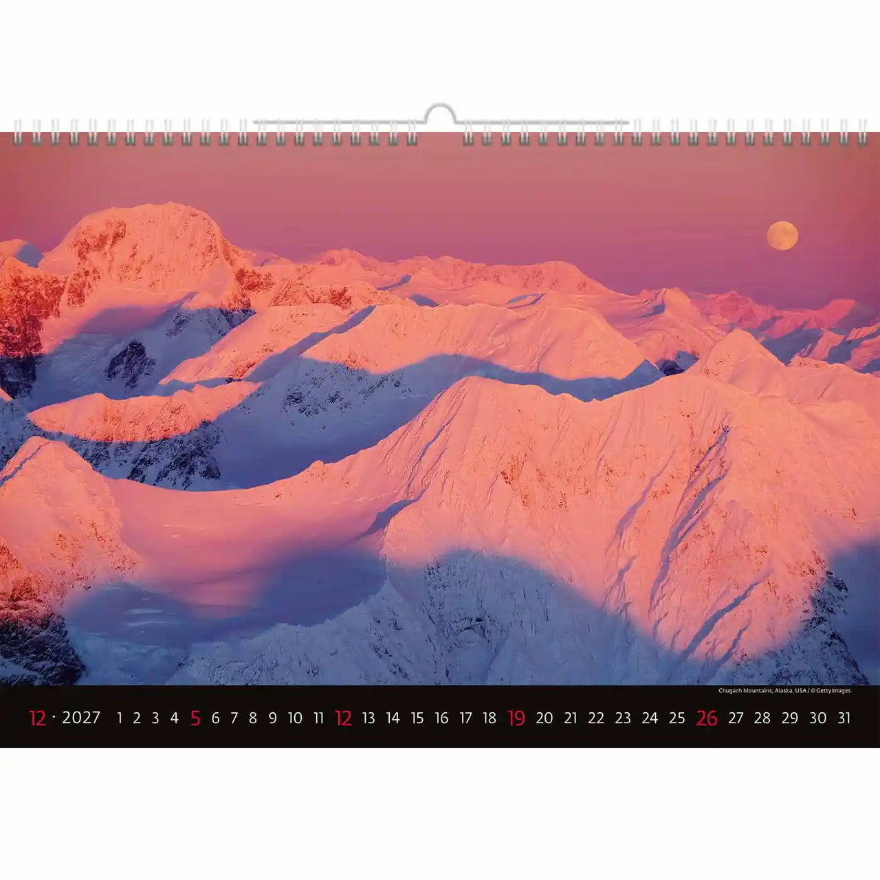 Kalender met een besneeuwd berglandschap en een maanverlichte hemel