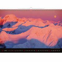 Kalender met een besneeuwd berglandschap en een maanverlichte hemel