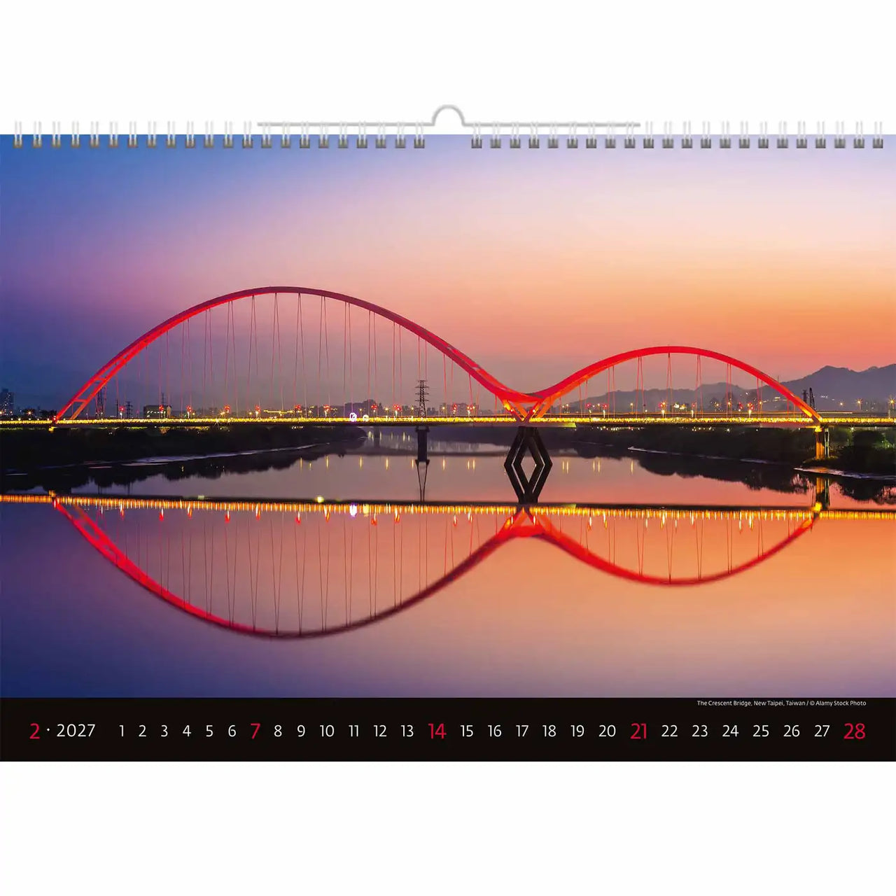 Kalender met een brugontwerp en zonsondergangreflectie op het water