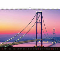 Kalender met een brugontwerp op een paarse en roze hemelachtergrond