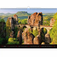 Kalender met een schilderachtig uitzicht op een stenen brug en een natuurlijk landschap