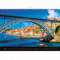 Kalender met een schilderachtig uitzicht op een brug over een rivier en kleurrijke gebouwen.