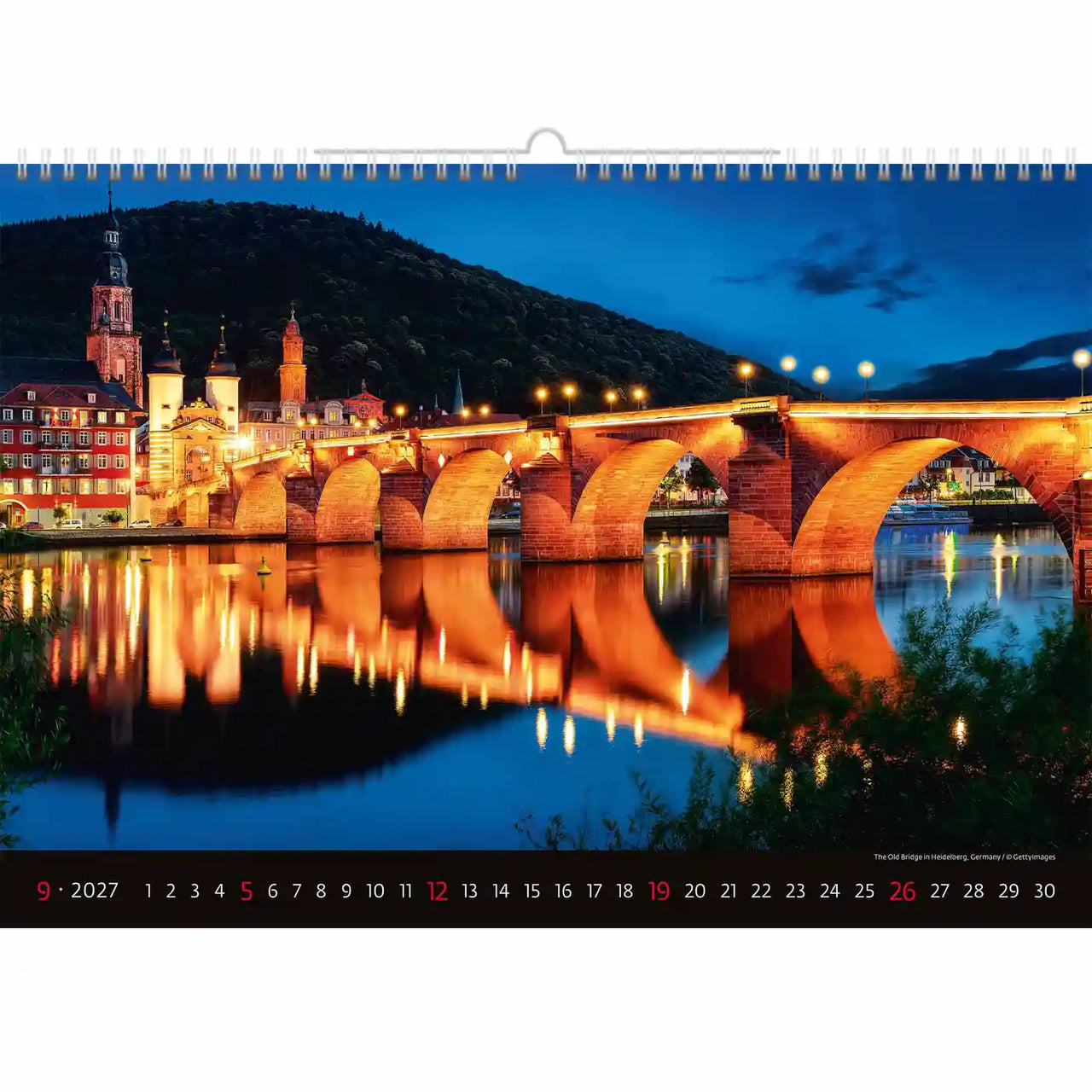 Kalender met een schilderachtig uitzicht op een brug en gebouwen bij nacht.