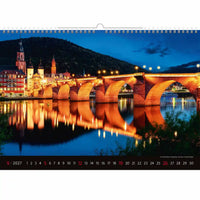 Kalender met een schilderachtig uitzicht op een brug en gebouwen bij nacht.