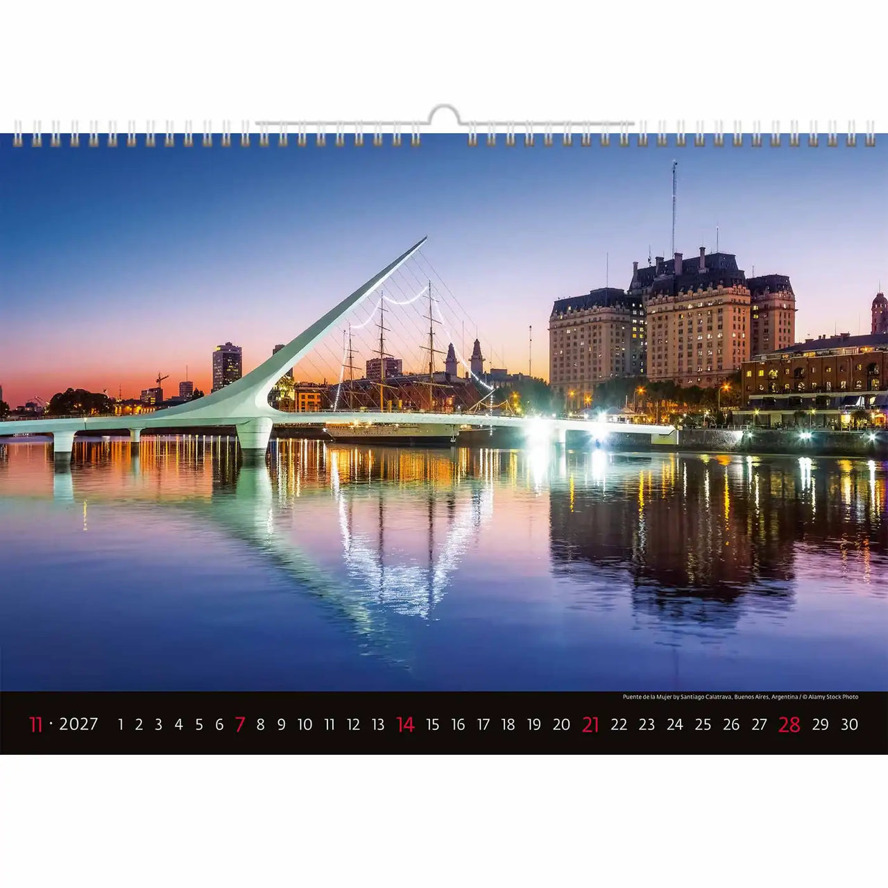 Kalender met een stadsgezicht met een brug en gebouwen in de schemering.