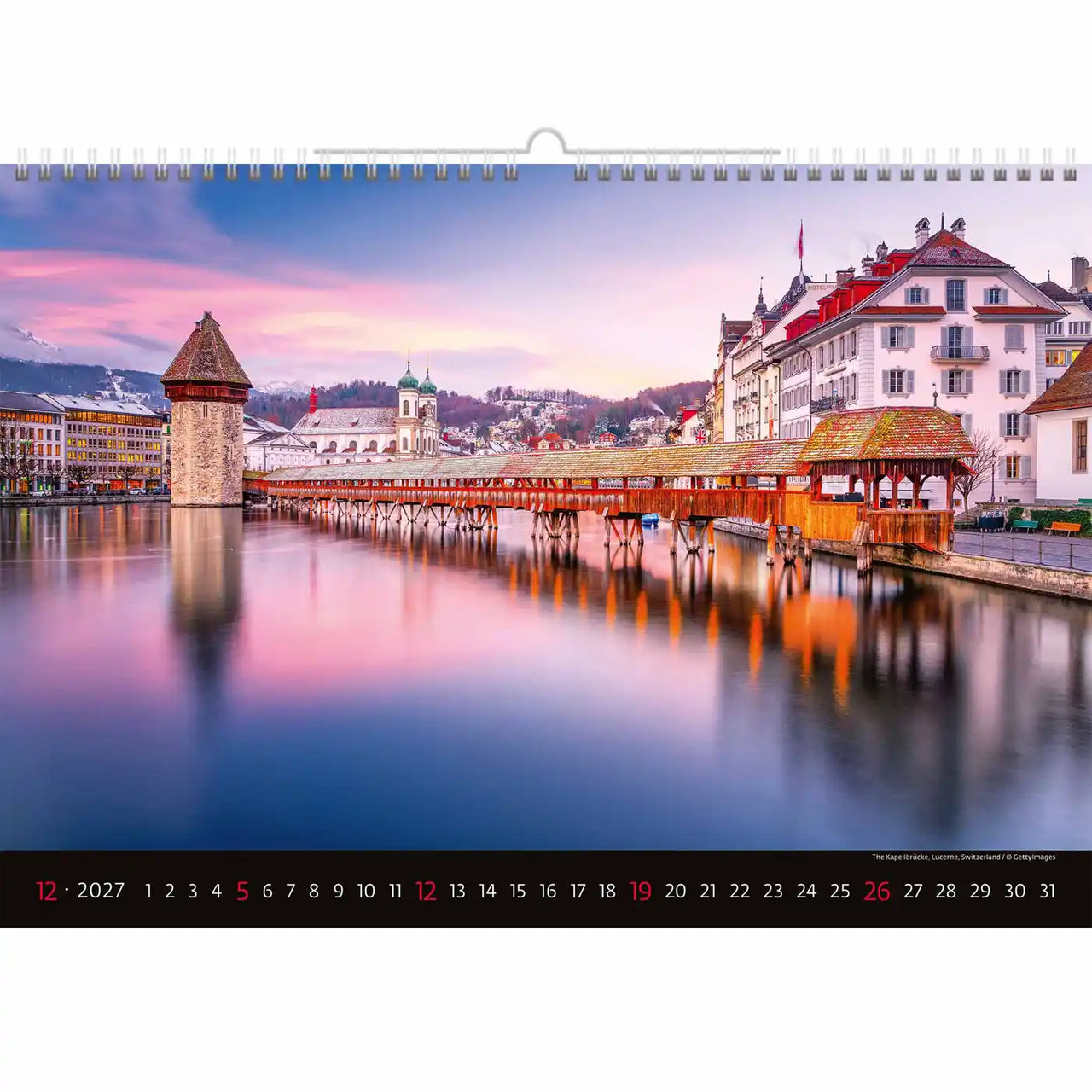 Kalender met een schilderachtig uitzicht op een stad aan een rivier in de schemering, met een brug en gebouwen.