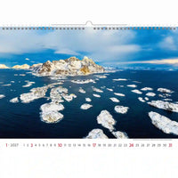 Kalender met een schilderachtig uitzicht op ijsbergen en een berg in een watermassa.