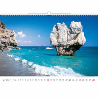 Kalender met een schilderachtig uitzicht op een rotsachtig eiland in de oceaan op een witte achtergrond
