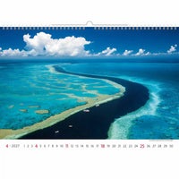 Kalender met een schilderachtig uitzicht op een koraalrif en helderblauw water.