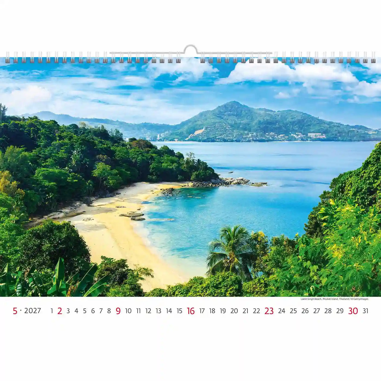 Kalender met een schilderachtig uitzicht op een strand en bergen op een witte achtergrond