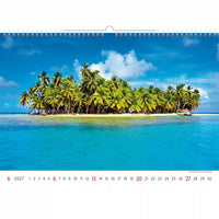 Kalender met een tropisch eilandtafereel met palmbomen en helderblauw water.