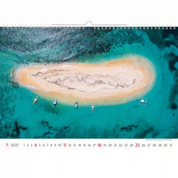 Kalender met een luchtfoto van een klein eiland midden in helderblauw water.