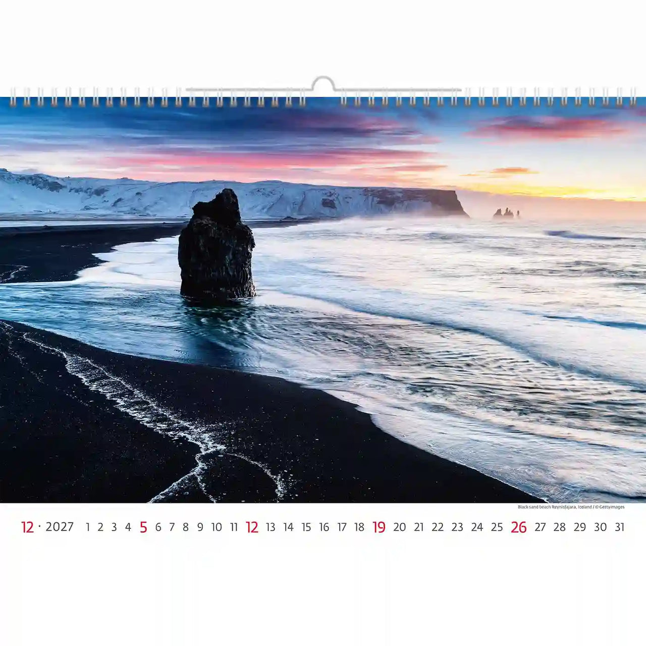 Kalender met een schilderachtig uitzicht op een zwart zandstrand en de oceaan bij zonsondergang.
